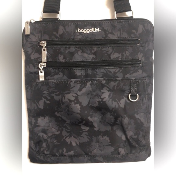 Baggallini Handbags - Baggallini Tropical Floral Crossbody Bag🤍